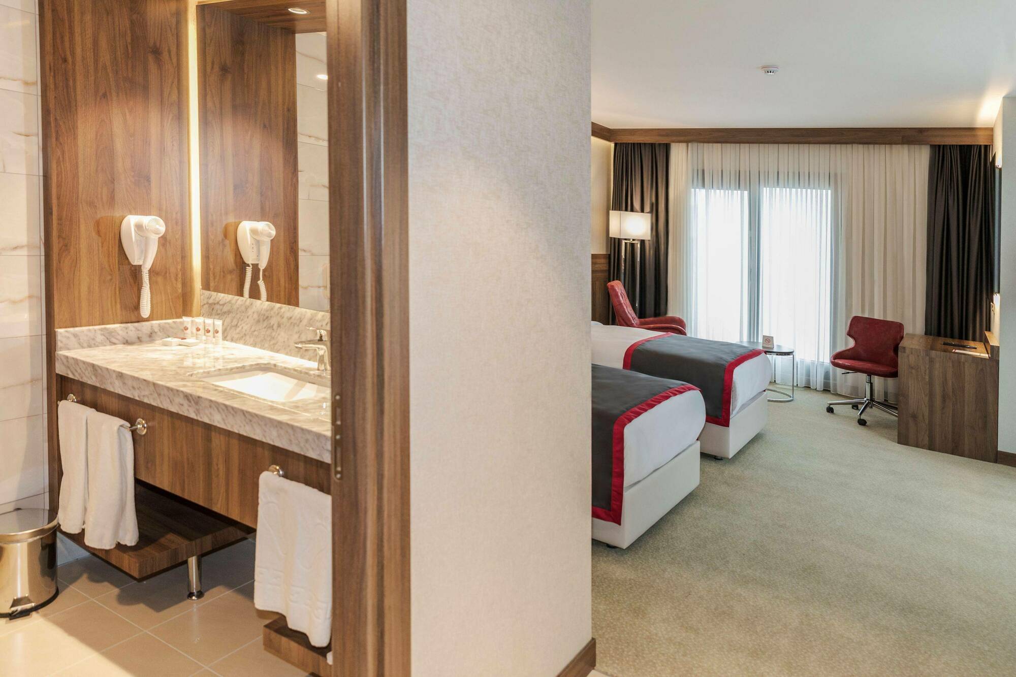 รามาดา บาย วินด์แฮม เบย์ลิกดูซู Hotel อิสตันบูล ภายนอก รูปภาพ